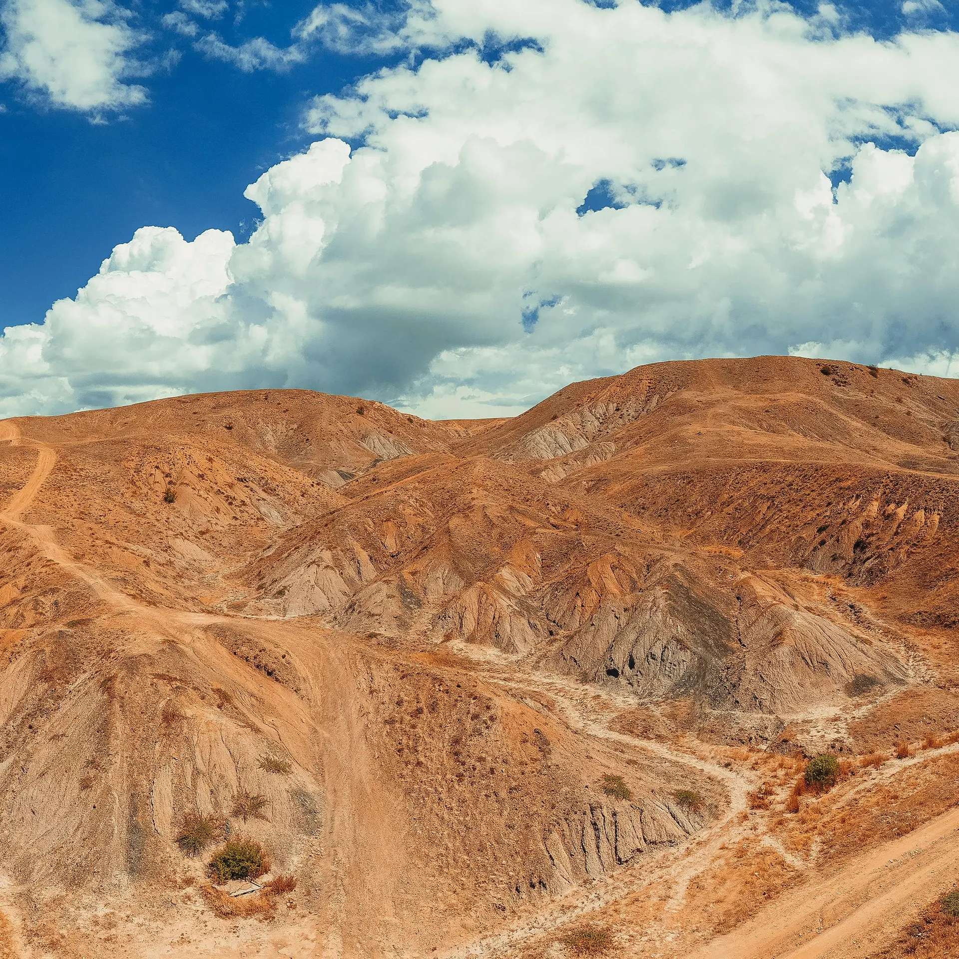 Paisaje de badlands y caminos secos en el interior de España
