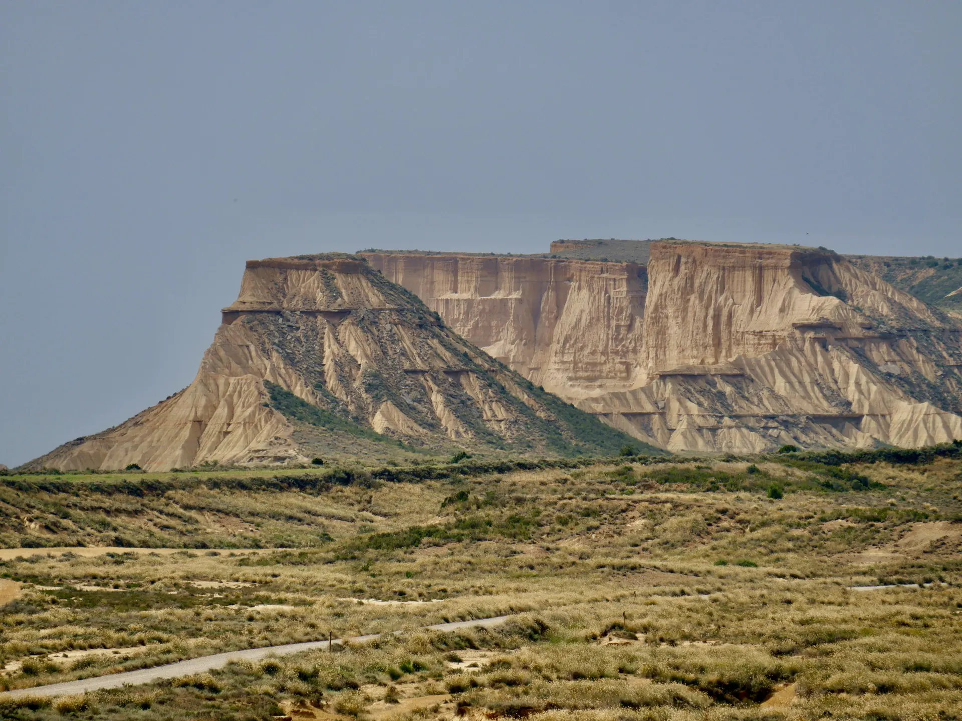 Vista panorámica de Bardenas Reales con sendero de arena
