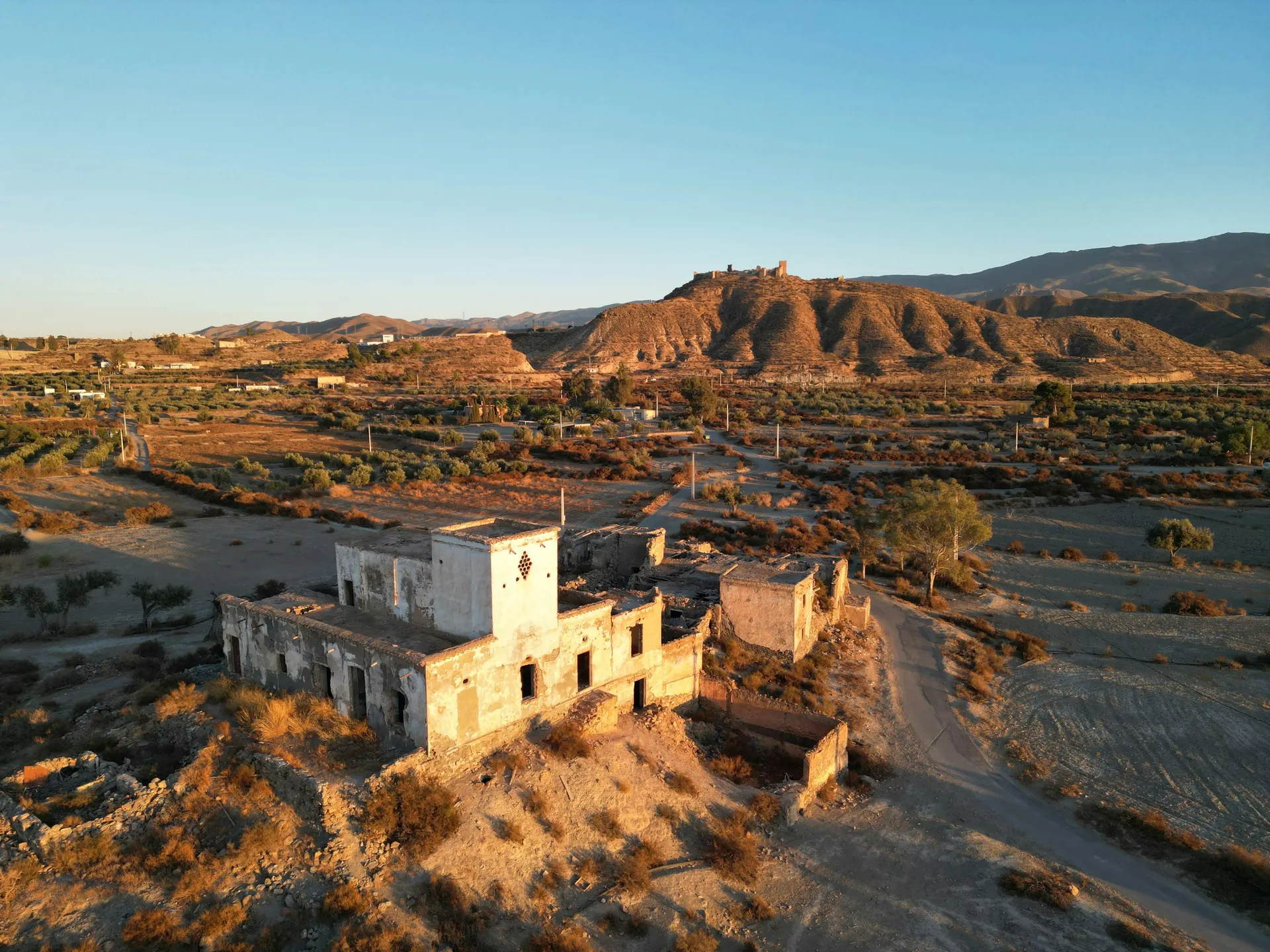 Paisaje del desierto de Tabernas con luz dorada
