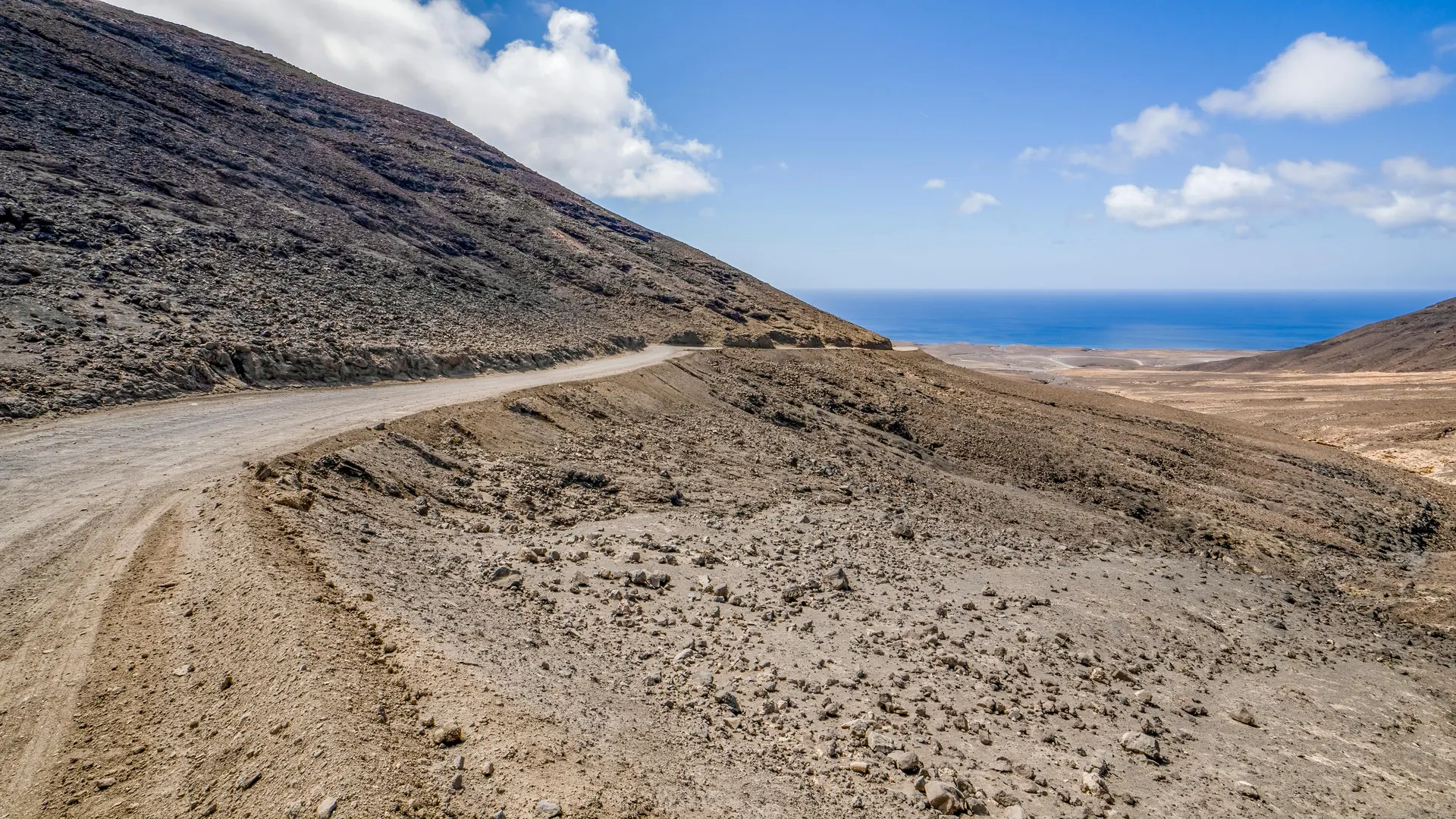 Camino de tierra atravesando un horizonte seco de España