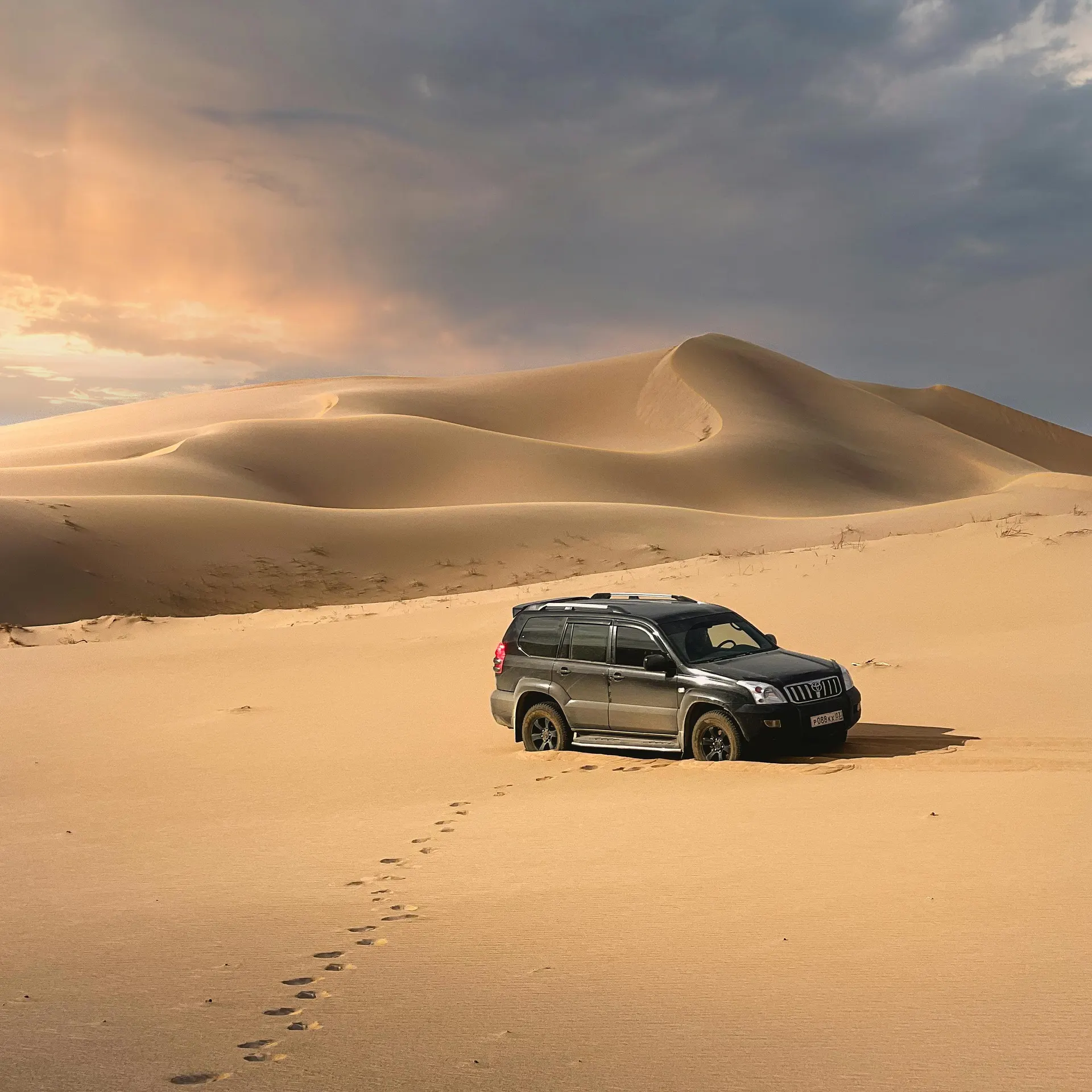 Vehículo de ruta ante un horizonte árido de España al atardecer