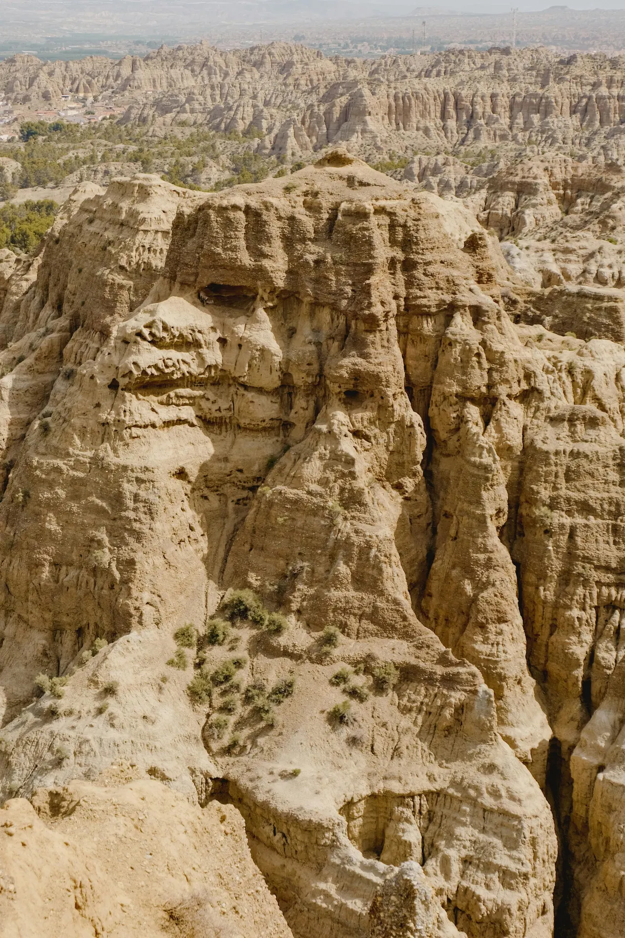 Barrancos rojizos y casas cueva en Gorafe y Guadix