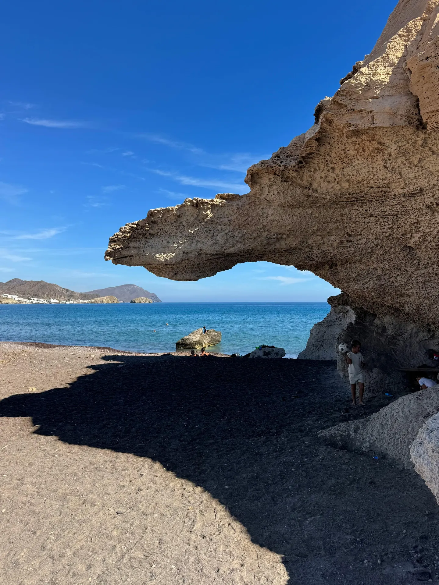 Costa volcánica árida de Cabo de Gata en Almería